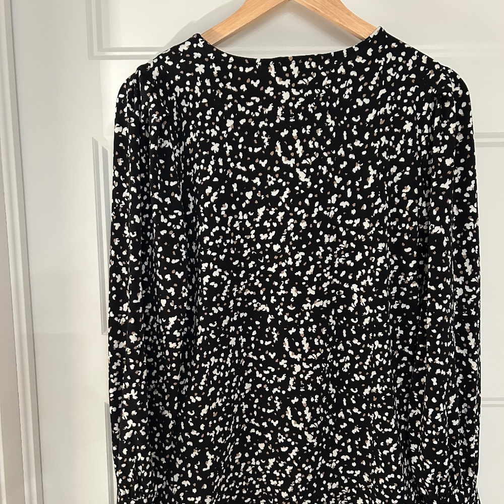 RW&CO Black Blouse with White & Taupe Speckled Print – Size Medium